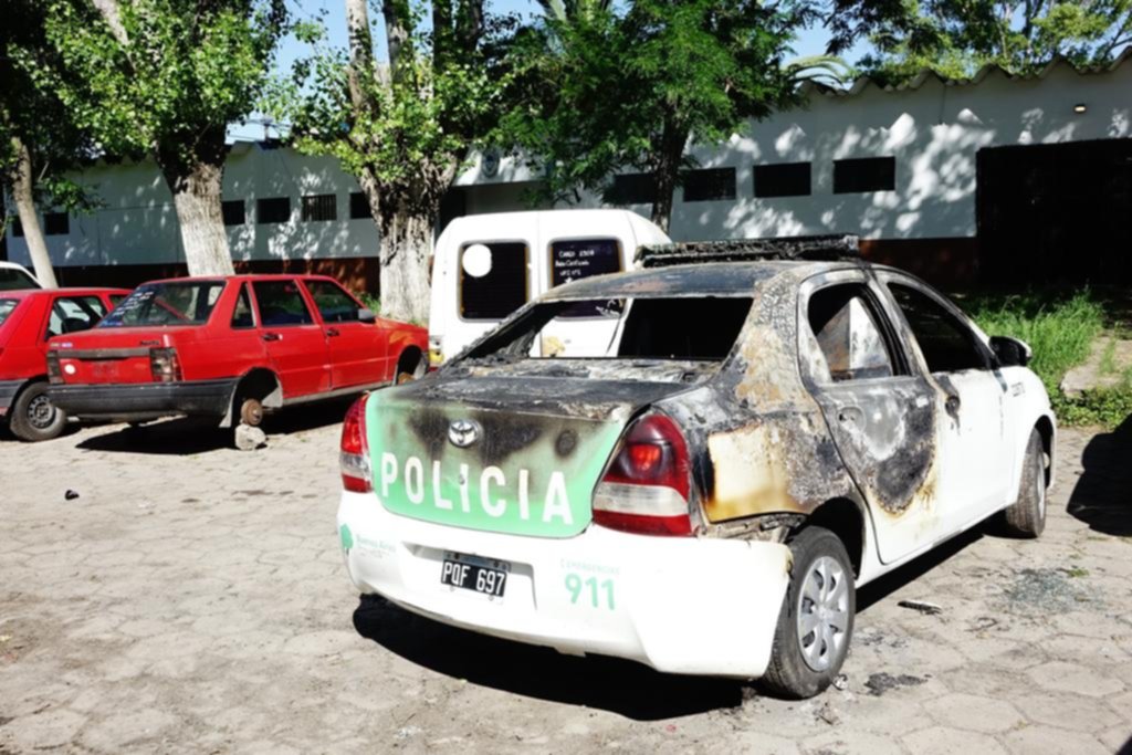 Incendiaron 5 autos frente a una seccional