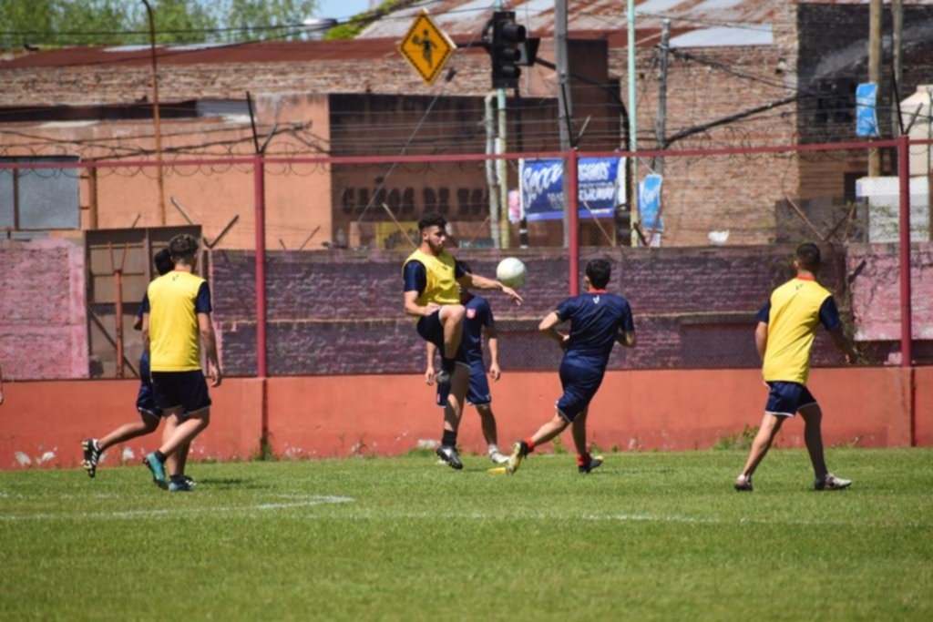 Rodolfo Fernández se mete en el once titular de Cambaceres para enfrentar a Sp. Barracas