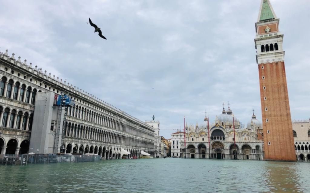 El agua vuelve a inundar Venecia mientras la marea sigue creciendo 
