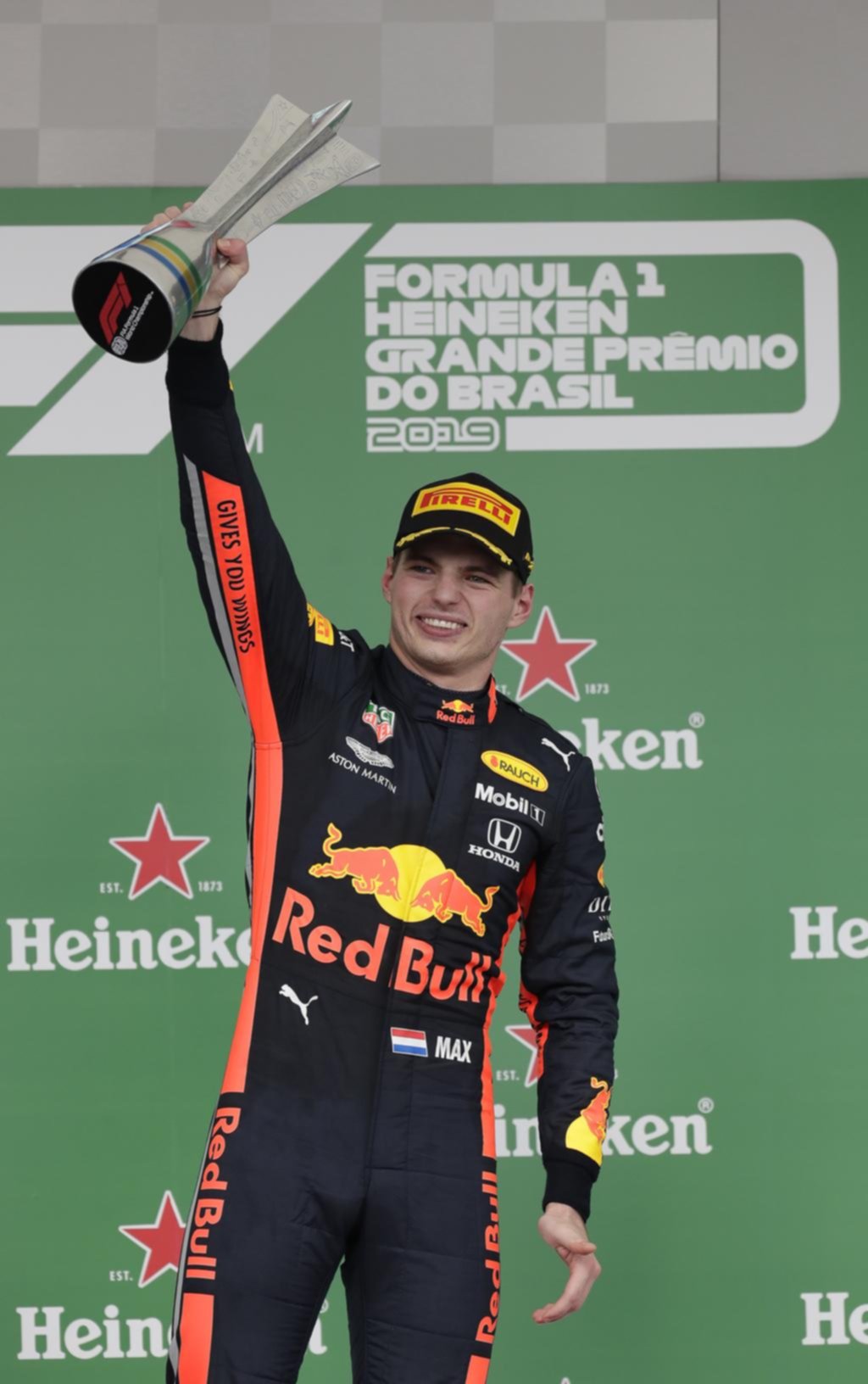 El holandés Verstappen ganó el GP de Brasil y las dos Ferrari dieron la nota con un papelón