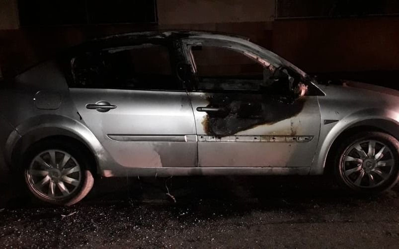¿Quemacoches o avivada?: fue a denunciar que le incendiaron el auto y terminó detenido 