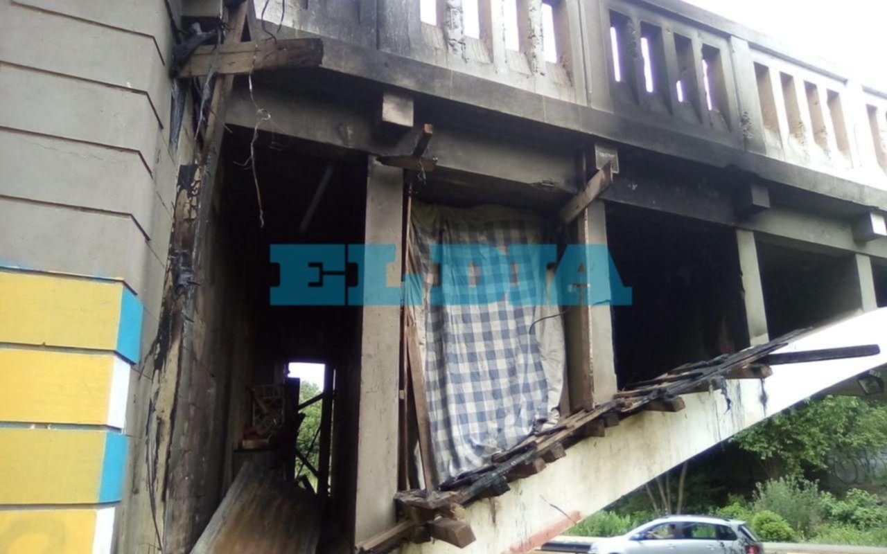 Maldad sin límites: dormía debajo de un puente en Gonnet y le quemaron sus pertenencias