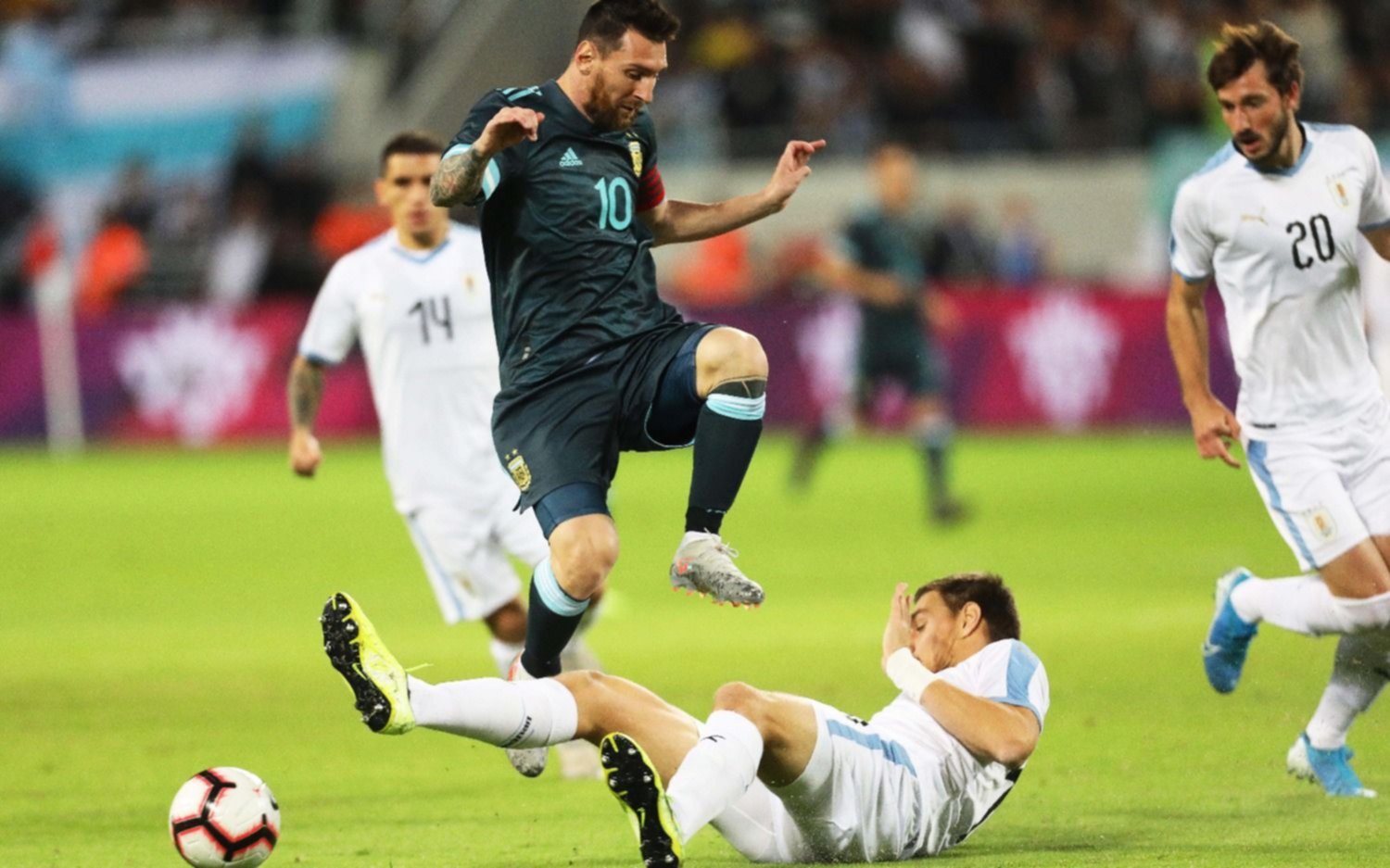 Con goles de Messi y Agüero, Argentina empató ante Uruguay