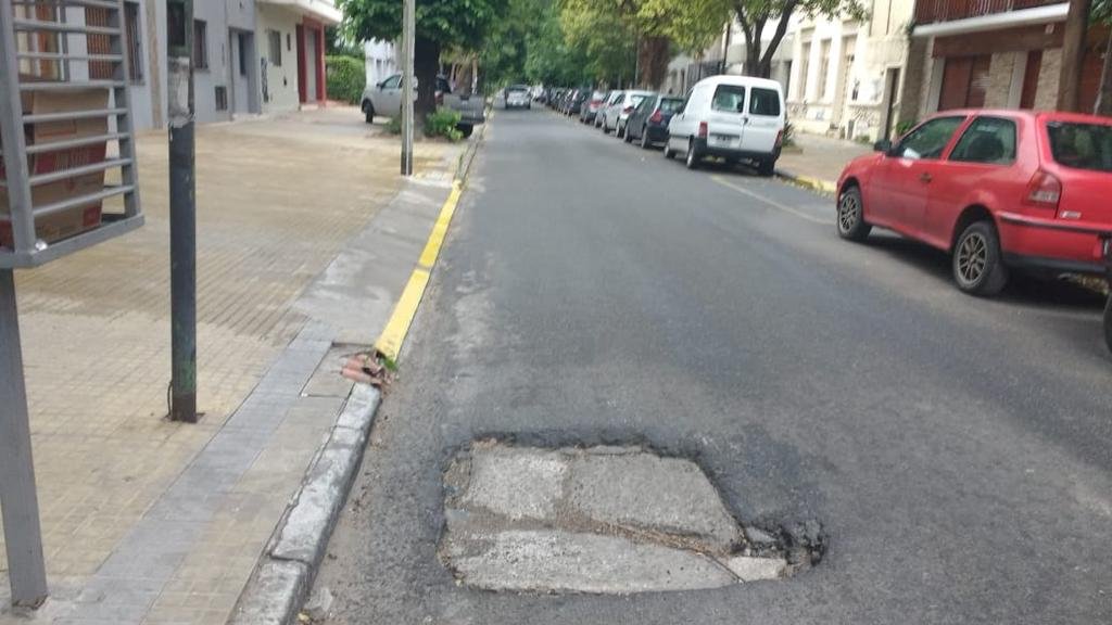 Peligroso bache en 2 entre 61 y 62