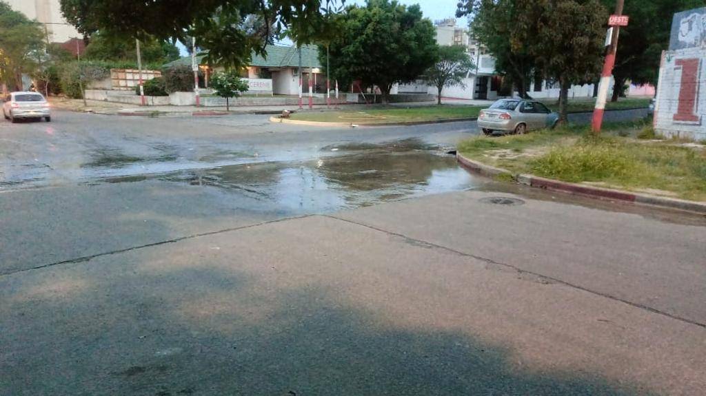 Pérdida de agua socava el pavimento en 19 y 36