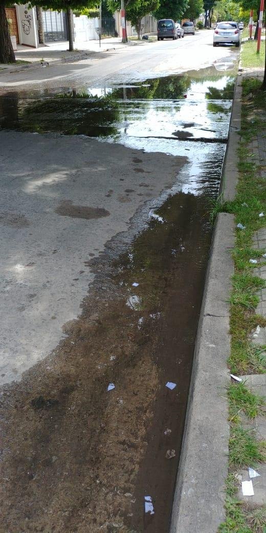 Una laguna en la calle, poca presión en las viviendas