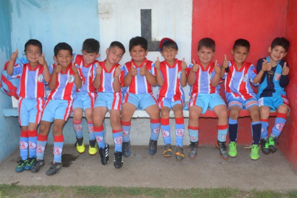 Son felices con la pelota y la casaca de Saladero