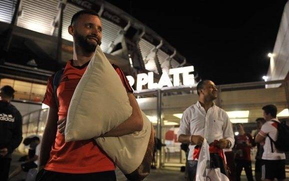 Ya salieron los micros con hinchas millonarios a Perú: ¡60 horas de viaje!