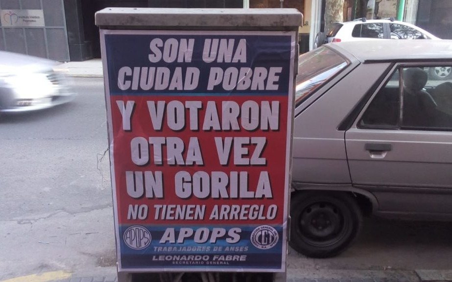 "Son una ciudad pobre y votaron gorilas": polémica por afiches políticos en Mar del Plata