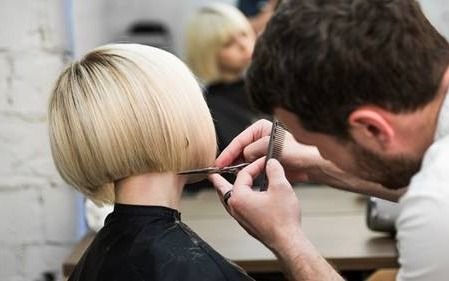 Denuncian por acoso a peluquero