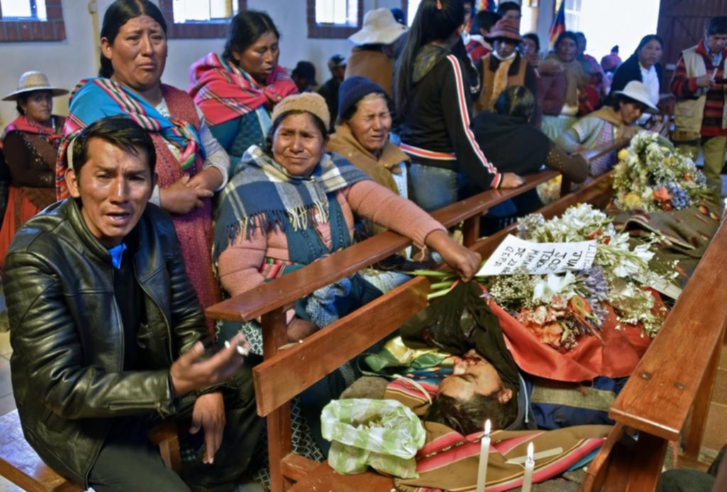 Muertes y presiones empujan a Bolivia a llamar a elecciones