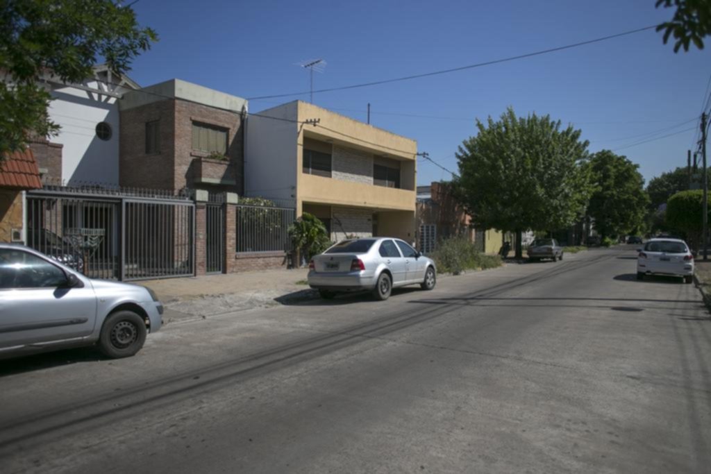 De noche, con armas y golpes contra una familia, saquearon una casa en La Loma