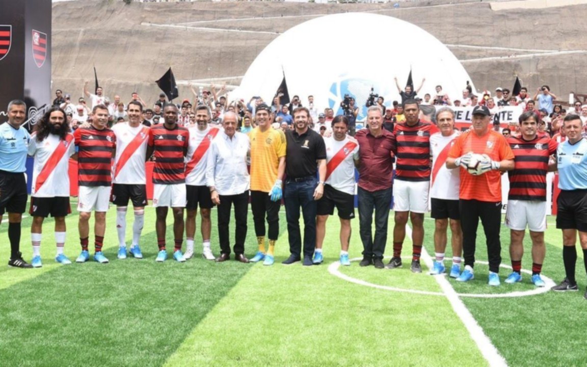 Las leyendas de River y Flamengo jugaron un partido en el Fan Fest