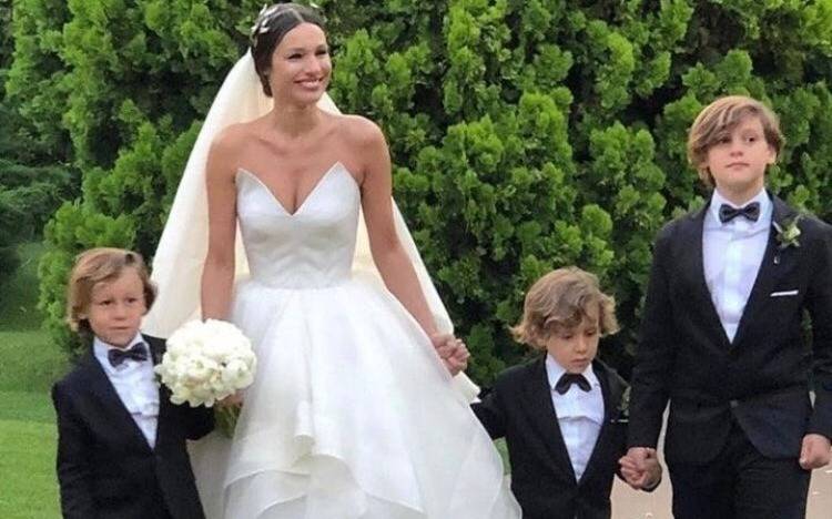 VIDEO: Escoltada por Bautista, Beltrán y Benicio, así llegó al altar Pampita 