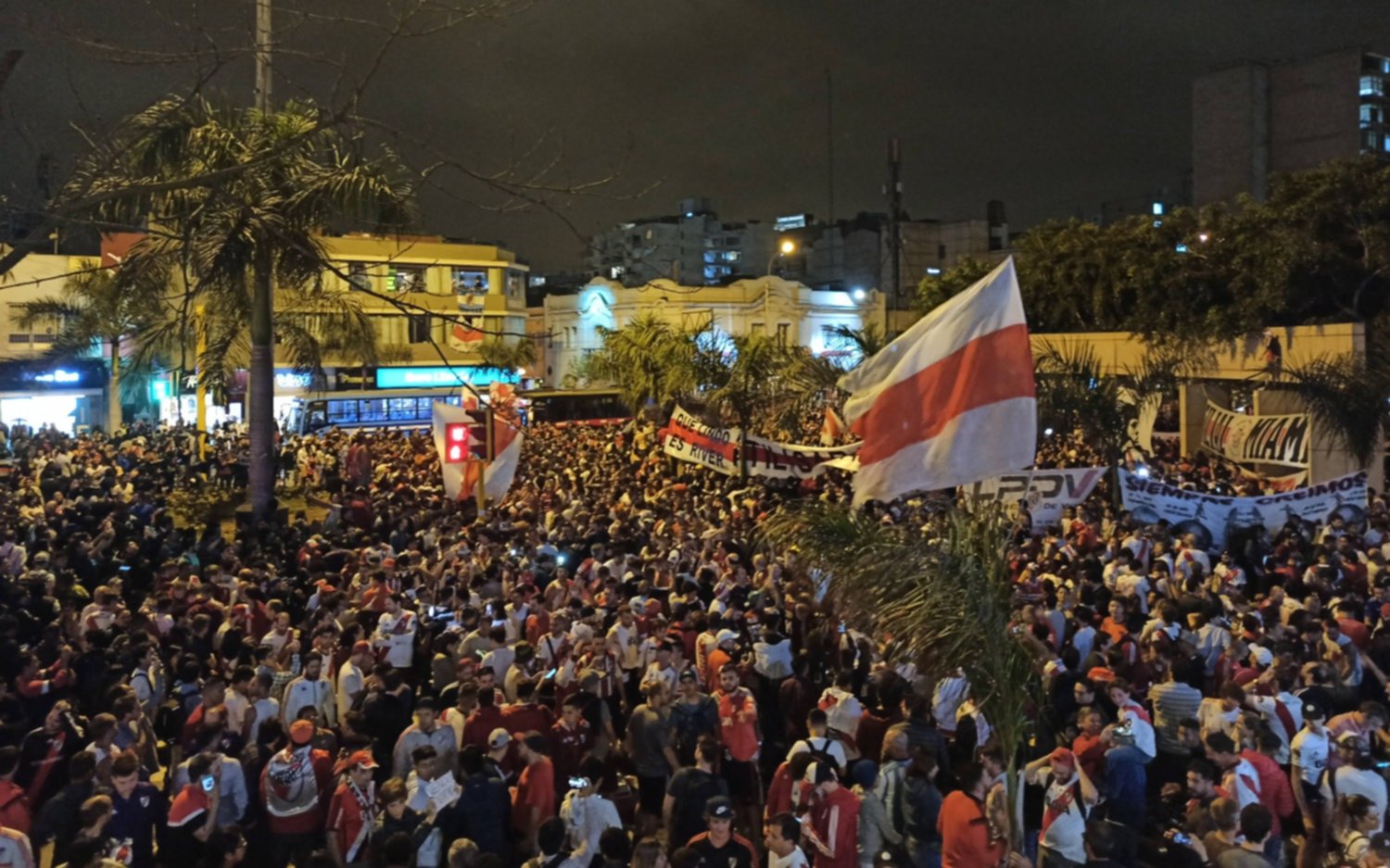Los hinchas de River coparon el Óvalo de Miraflores con un "banderazo"