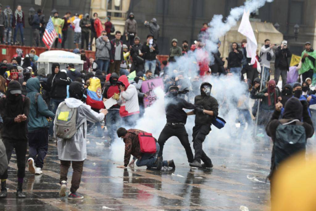 Tres muertos en las protestas y siguieron los cacerolazos