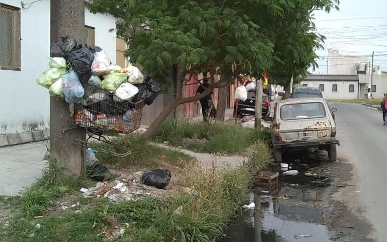 Se sigue acumulando la basura en Villa Argüello