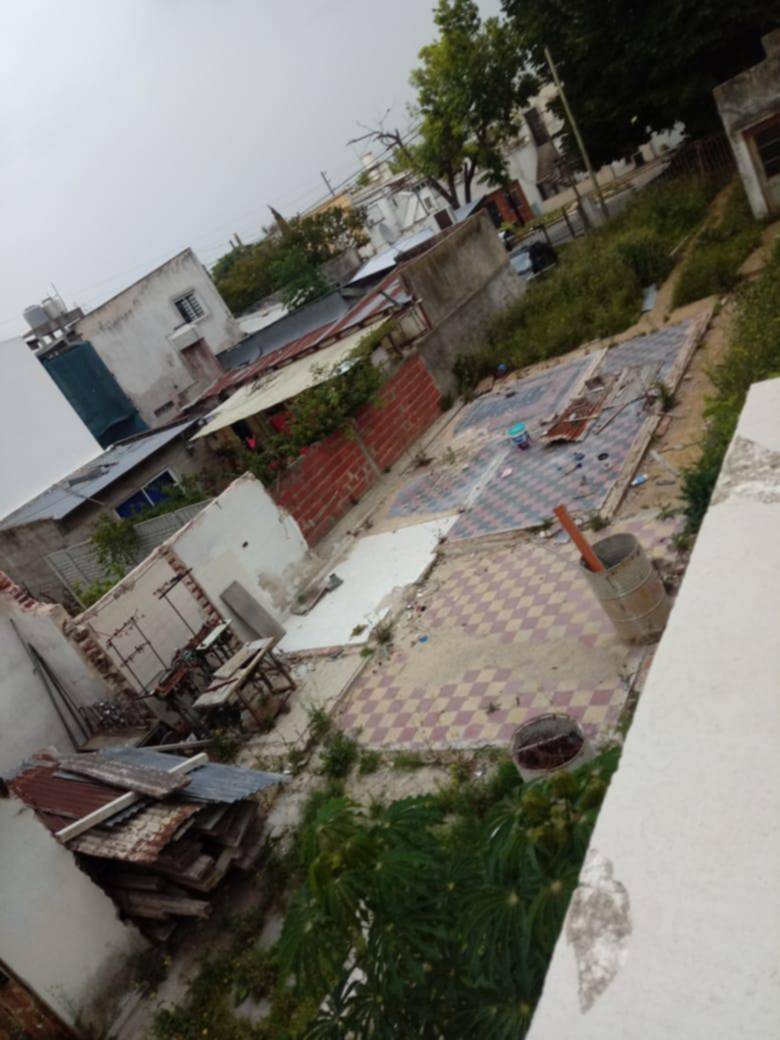 Malestar por pastizales y basura en terreno de 22 y 33