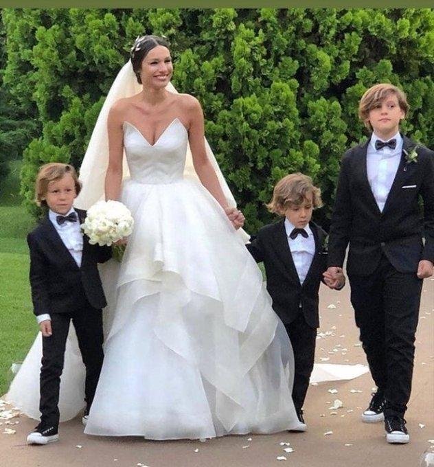 Emoción y orgullo: la novia escoltada por sus tres hijos