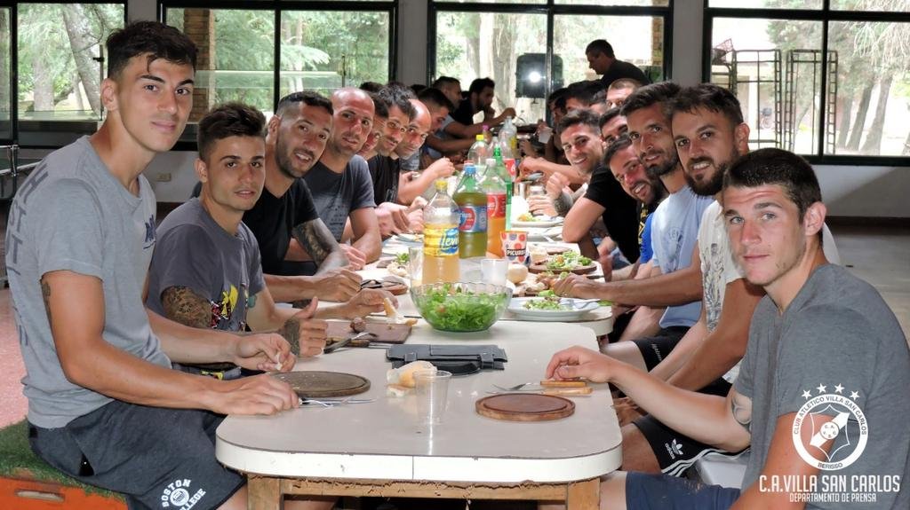 Asado “villero” en CN Sports, después de la práctica
