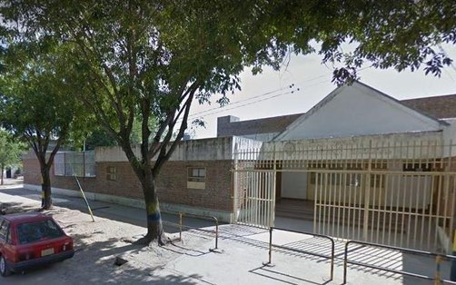 Un alumno de ocho años llevó un arma a la escuela y la disparó en el baño