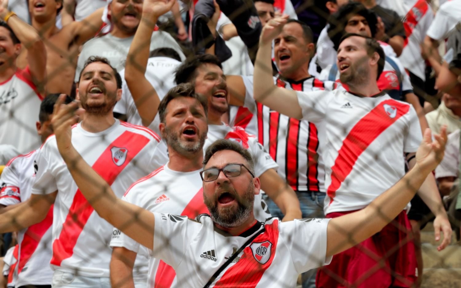 El duelo de los hinchas de River y Flamengo en las tribunas