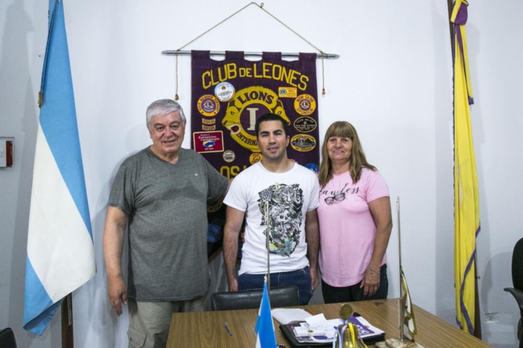 Salen a juntar fondos para un joven ciego que estudia abogacía y necesita un lazarillo