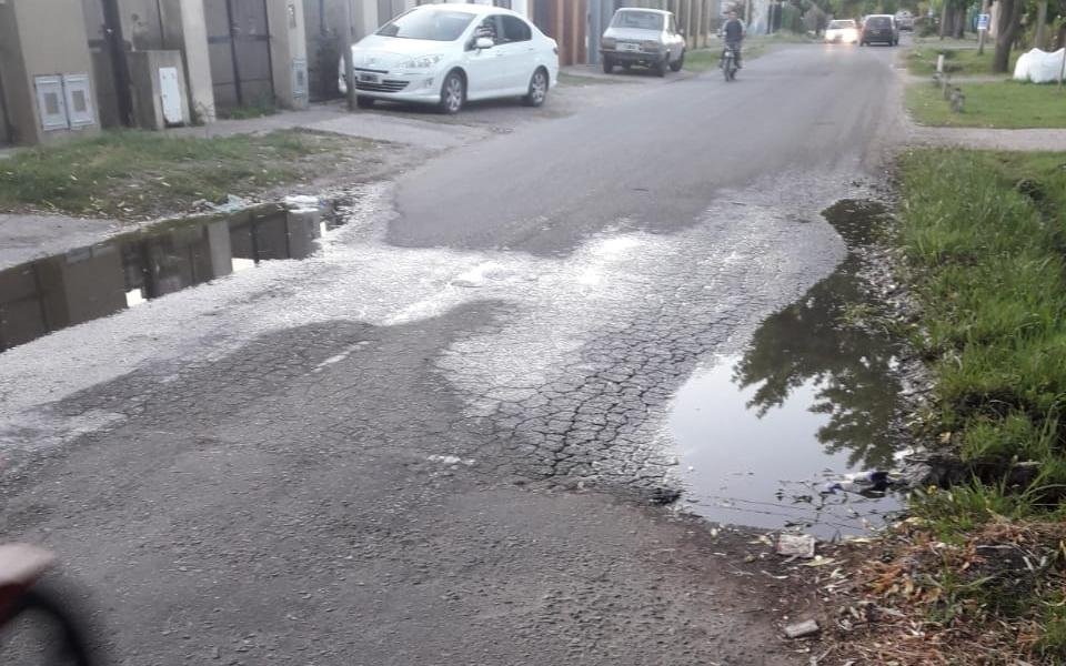 Pérdida de agua genera baja presión en un barrio