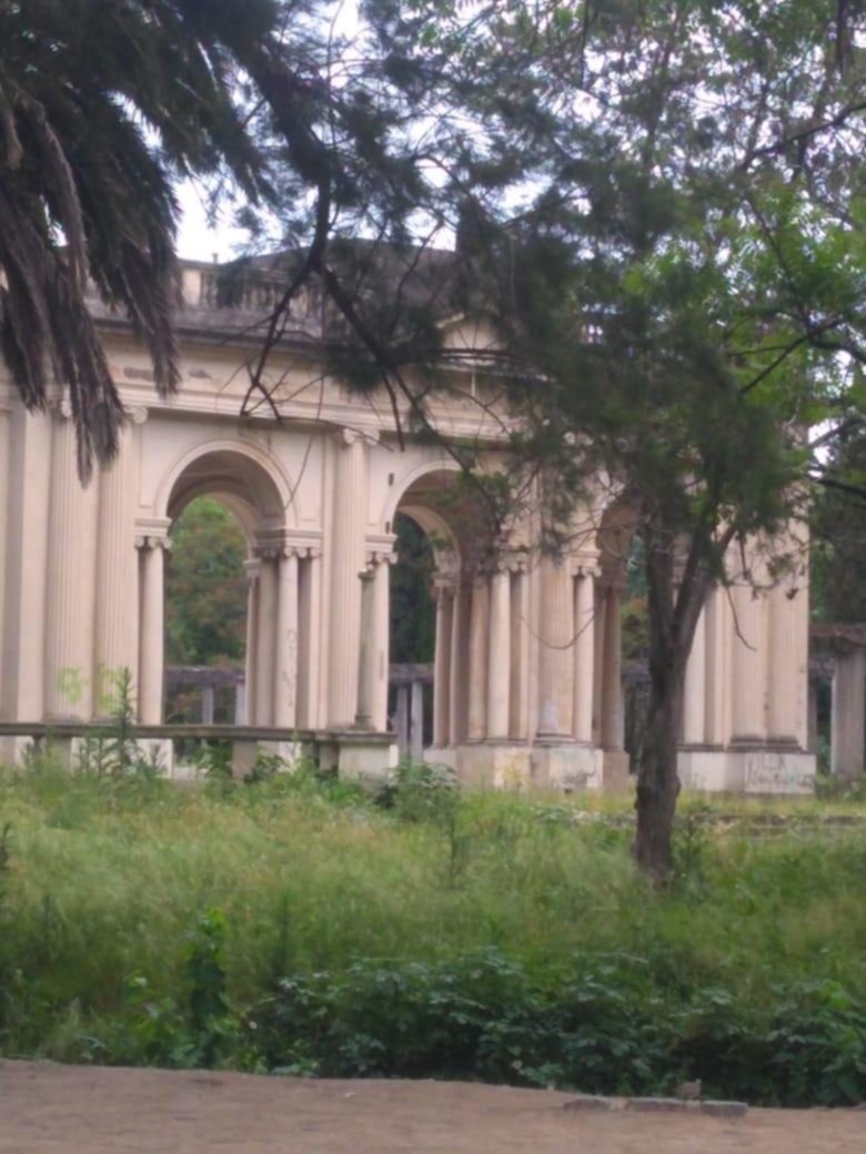 Quejas por el abandono del teatro del Lago