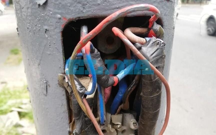 Advierten por una luminaria con los cables sueltos en 1 y 47
