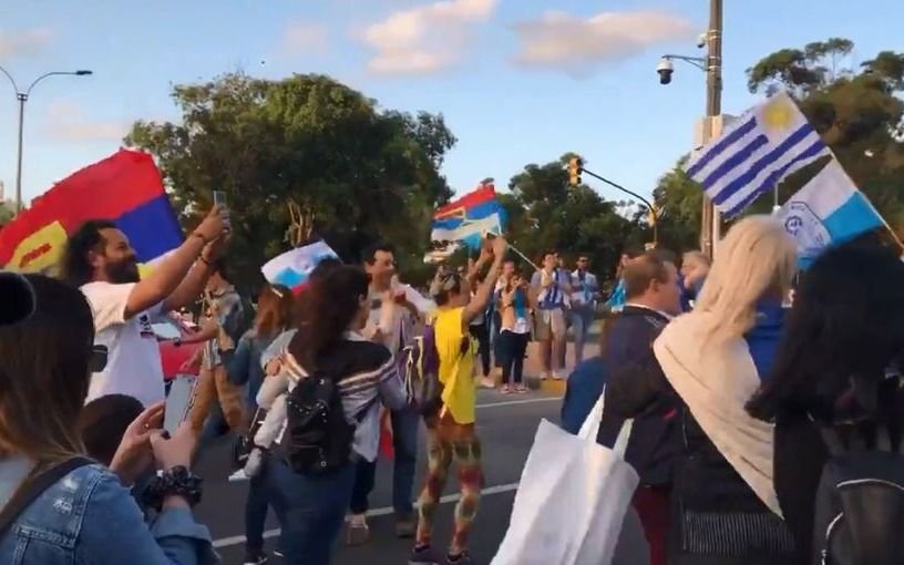 Aplaudan de pie: ¿qué pasó cuando se cruzaron militantes uruguayos de ambos partidos?