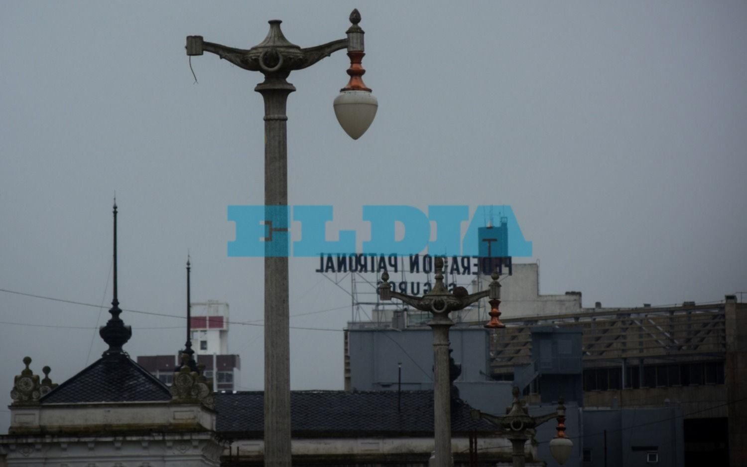 Preocupación por el estado de Plaza Moreno: advierten por luminarias y bancos rotos
