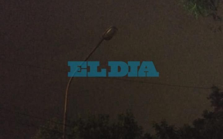 Señalan una luminaria sin funcionar en barrio Savoia