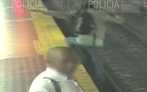 Iba distraído mirando el celular y cayó a las vías de la línea D del subte