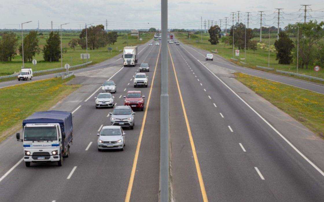 Choque entre un micro y un auto en la Autopista