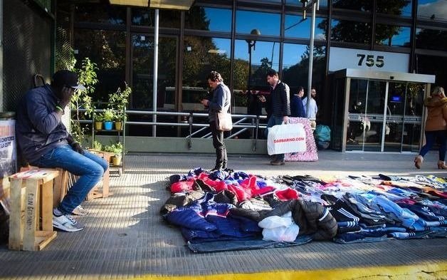 La venta ilegal callejera sigue en ascenso ante la merma de los controles