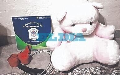 La alegría de una chica que recuperó un peluche que le habían robado en un asalto en San Carlos