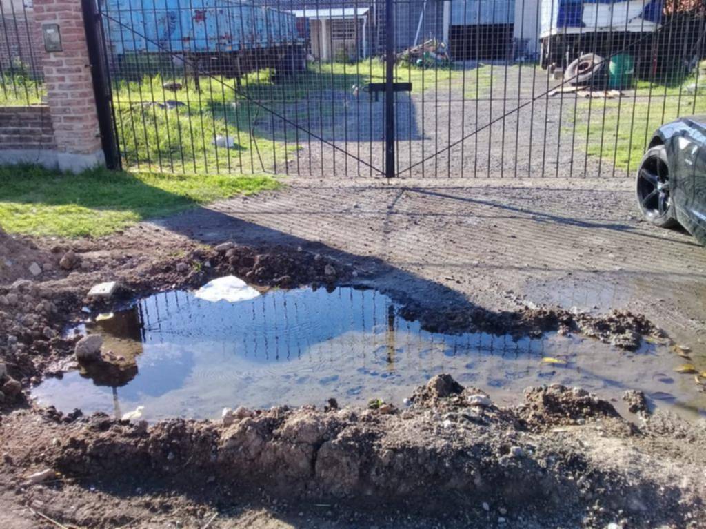 Enorme pérdida de agua en la entrada a una casa