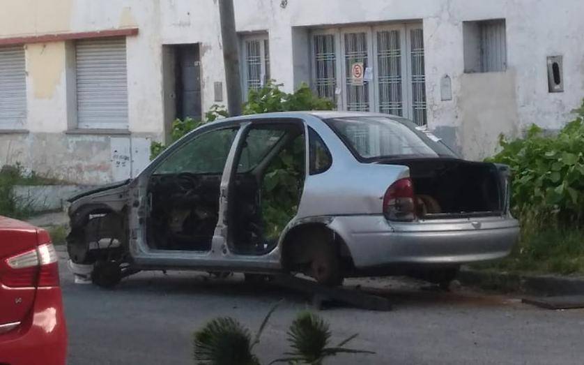 Más de un mes con un auto abandonado en la puerta