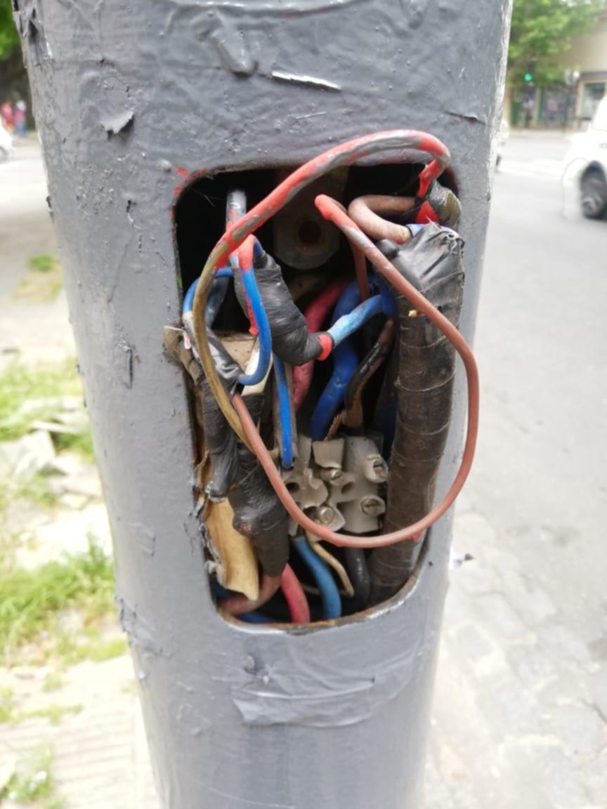 Una luminaria con los cables sueltos en 1 y 47