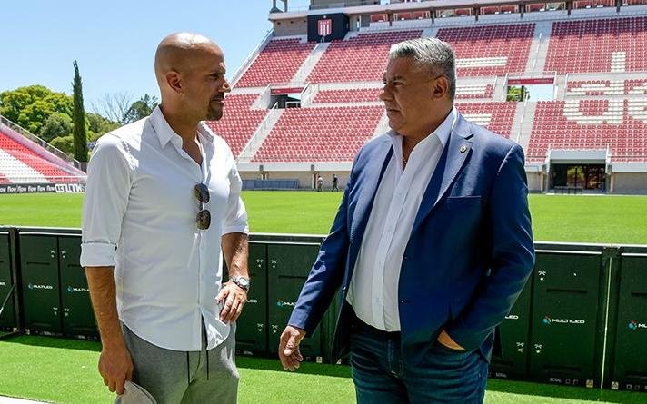 Tapia de visita en Uno, donde hoy entrenará el plantel de Estudiantes