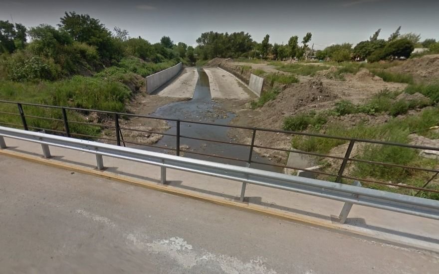 ¡Bestias! No conformes con haberle robado, lo tiraron desde un puente en San Carlos
