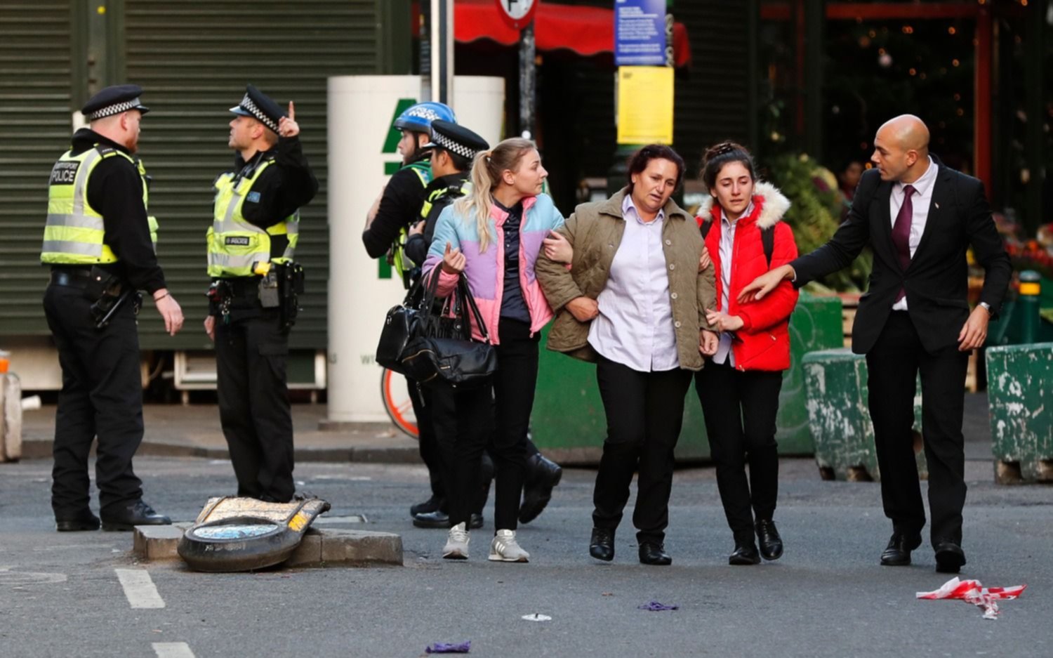 Locura en el puente de Londres: disparos y varios heridos por un ataque a cuchillazos