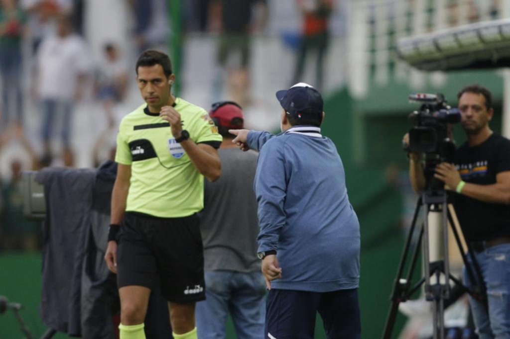 Maradona dijo que el árbitro es un “mentiroso y cobarde” y que después “quiso compensar”