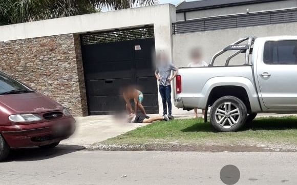 Vecinos "justicieros" atraparon a un motochorro en Gonnet