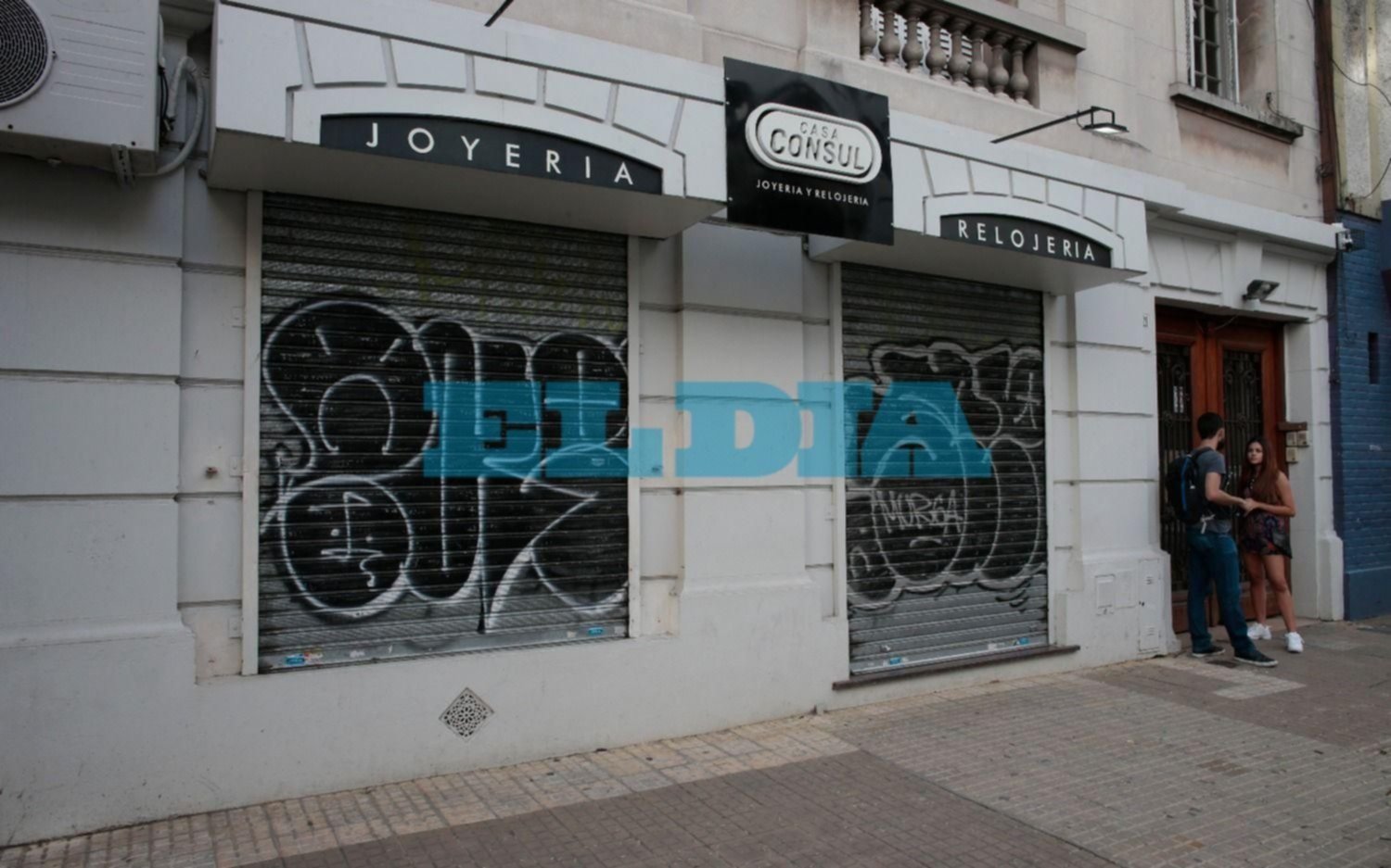 En segundos, asaltaron y robaron dinero y alhajas en joyería del centro platense