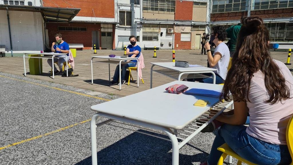 Para eludir al COVID, cada vez más escuelas sacan las clases del aula
