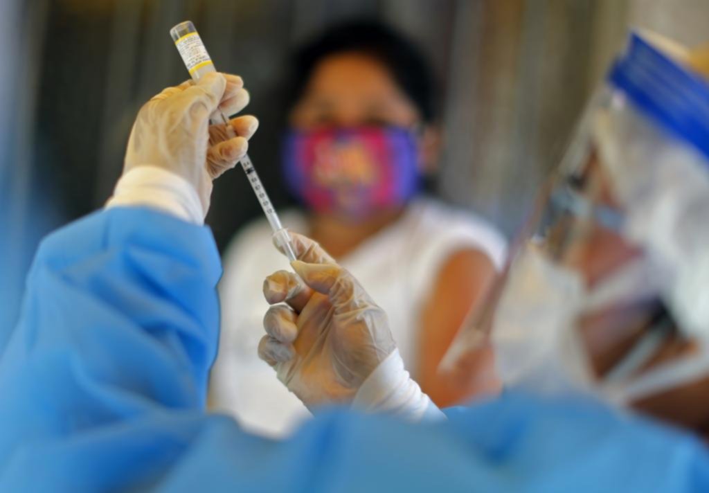 Cuenta regresiva para una vacuna que evitaría la segunda avalancha de contagios