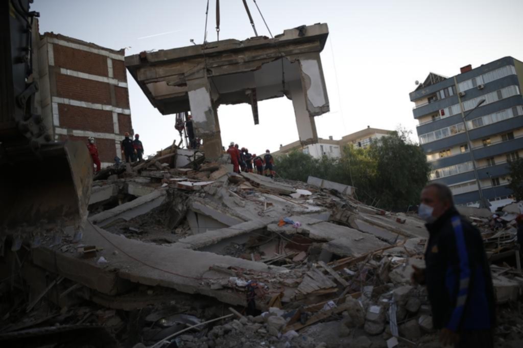 Se elevó a 41 el número de muertes por el terremoto que sacudió a Grecia y Turquía