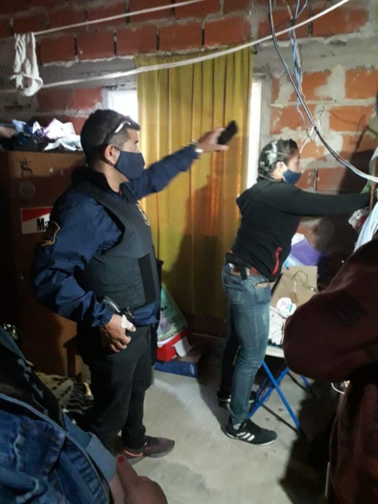 Allanamientos y operativo en El Mercadito por el asalto al policía que abatió a un menor